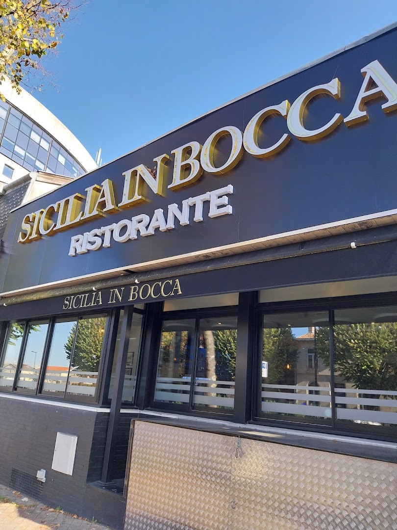 L’enseigne Sicilia In Bocca sur la façade du restaurant