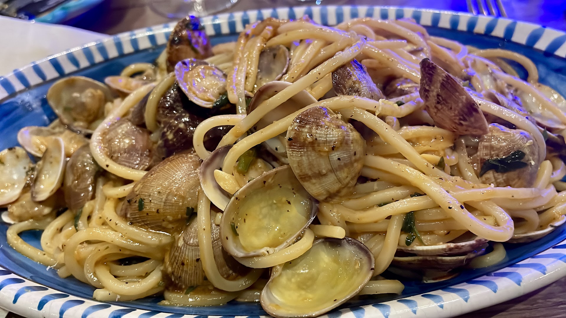 Une assiette de pâtes servie dans une céramique sicilienne