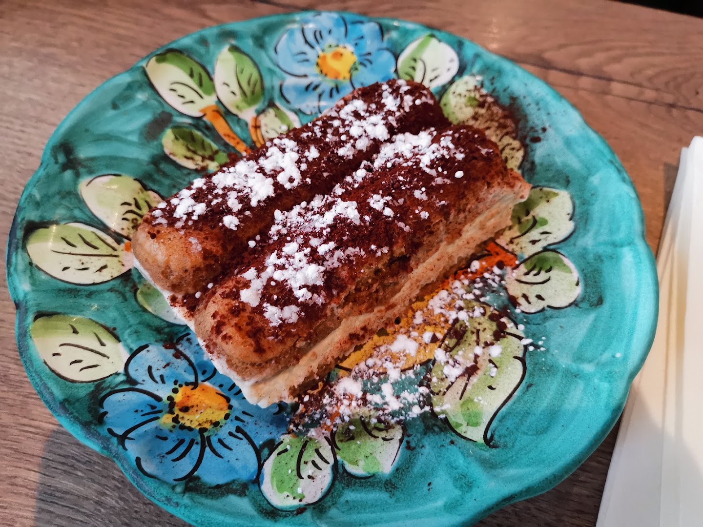 Une part de dessert poudrée de cacao et de sucre