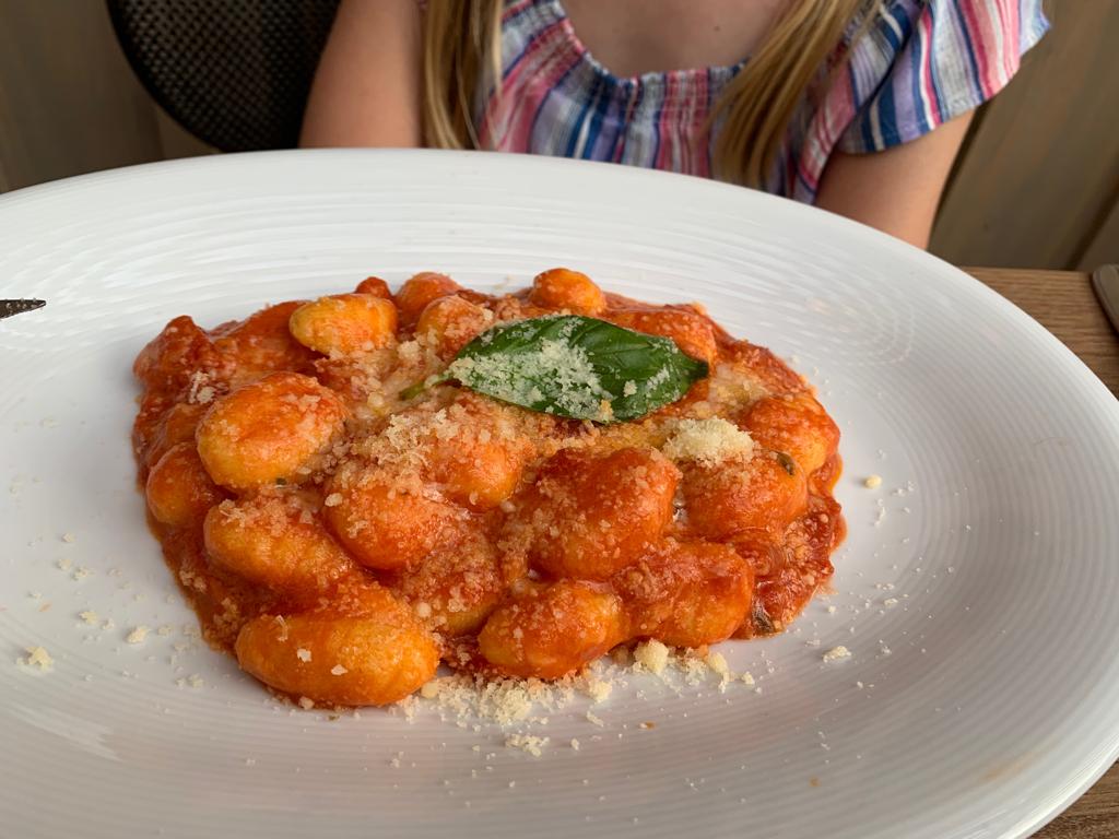 Des gnocchis à la sauce tomate avec une feuille de basilic